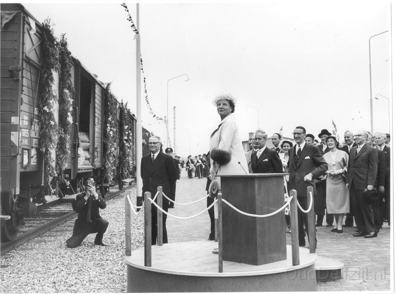 H.M.S Kon.Juliana bij opening AKZO 1958.jpg
